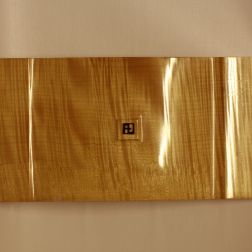 Ahornholz, besonders schön geflammt, sehr dünn, mit sehr feiner Schellackpolitur