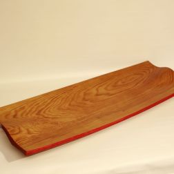 Kiefernholz, massiv mit Schellackpolitur, rot gefärbt an den Seiten
