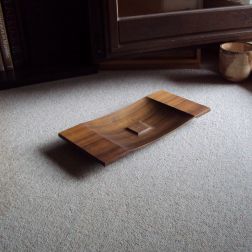 Nussbaumholz mit Schellackpolitur