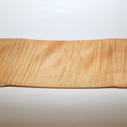Ahornholz, besonders schön geflammt, sehr dünn, mit sehr feiner Schellackpolitur